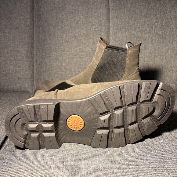 UGG Men’s Olive Green Suede Chelsea Boots - Picture 5 of 7